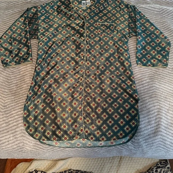 Vanity Fair Green and Red Patterned Top - Picture 6 of 8